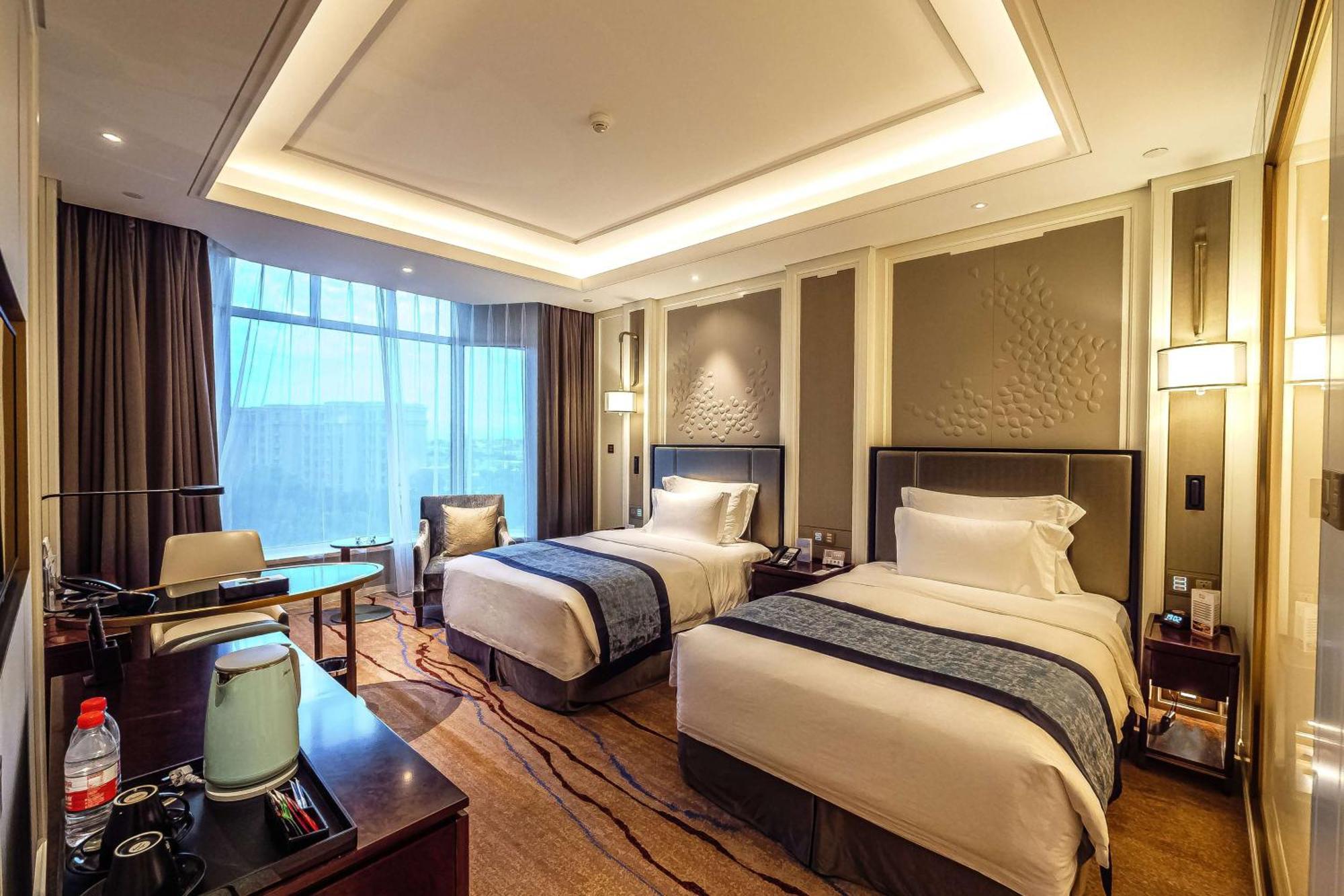 Deluxe city view room with twin Bed