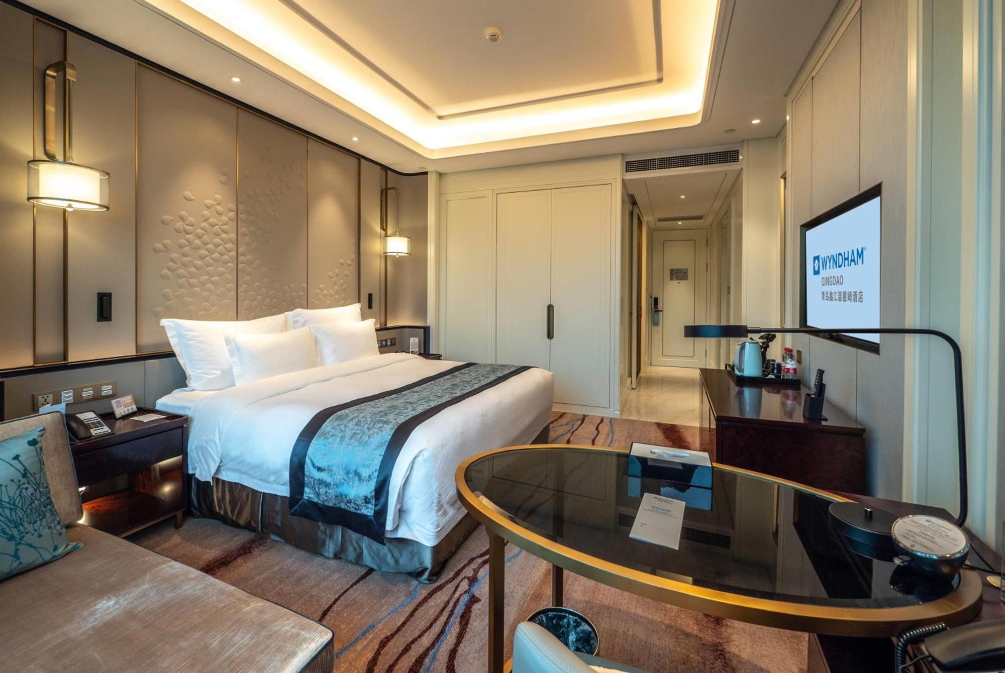 Deluxe city view room with king Bed
